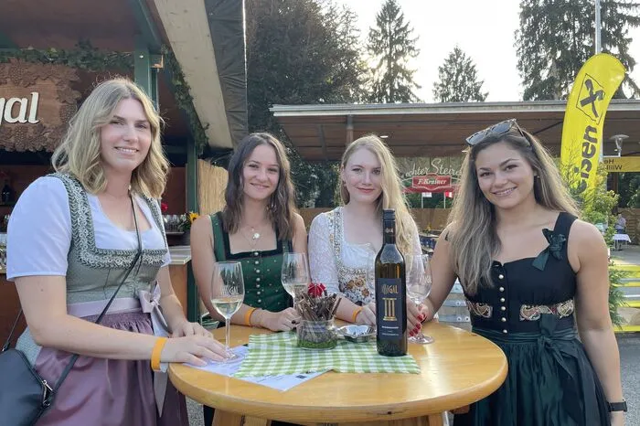 Die Freundinnen Isabelle Kurz, Sarah Scheer, Simone Neumeister und Sandra Frühwirth kamen in Tracht, um gemeinsam Wein zu trinken.