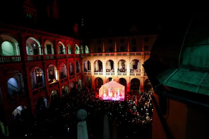 Advent, Innenstadt, Weihnachtsmarkt erster Adventsamstag, Weihnachtsmarkt von oben, Weihnachtsmarkt, Weihnachten, Eiskrippe, Christbaum illuminierung, Sujet, Graz am 20.11.2024