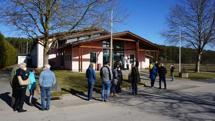 Schon kurz vor der Öffnung der Teststraße bildete sich eine Schlange davor.