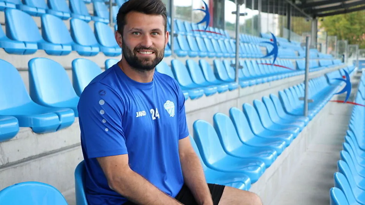 Dario Tadic in „seinem“ Wohnzimmer. In der Profertil-Arena des TSV Hartberg läuft er auch diese Saison auf