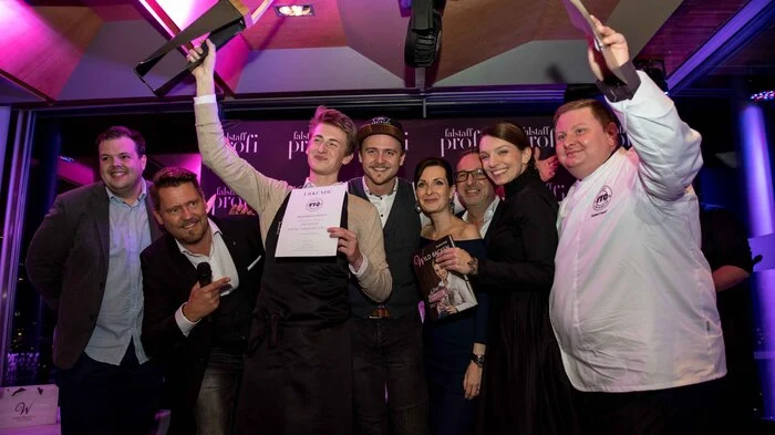 Siegerehrung: Lukas Thomas (Candol), Mike Süsser (TV-Star & Moderator), Maximilian Plötz (3. Platz), Matthias Lienbacher (Dreikant), Alexandra Gorsche (Herausgeberin Falstaff PROFI), Heimo Jessenko (Falstaff PROFI), Eveline Wild (Konditorenweltmeisterin, "Der WILDe Eder"), Robert Ferstl (Restaurant "Nullneun")