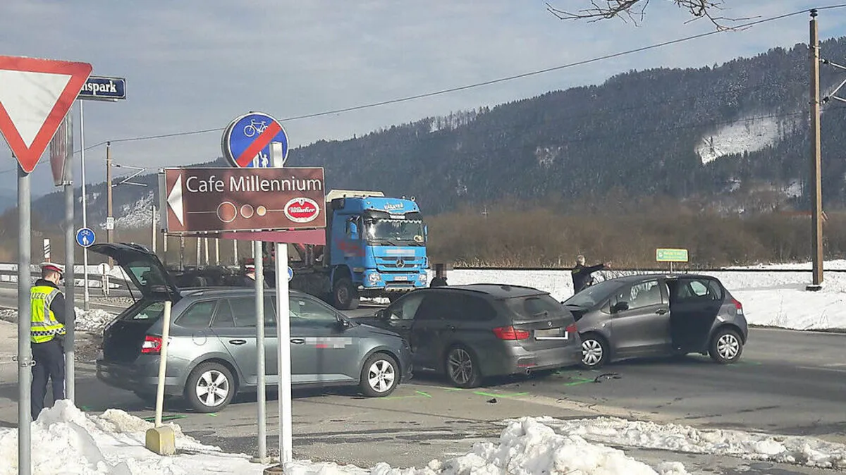 Drei Fahrzeuge krachten ineinander