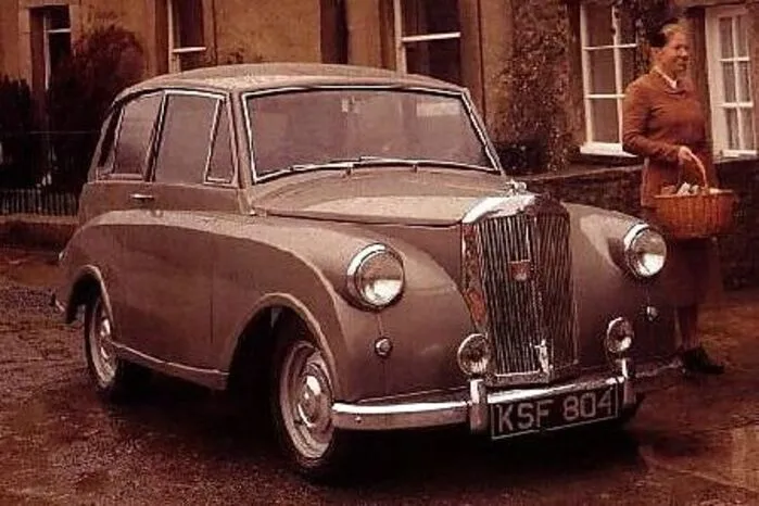 Liebling, ich habe den Rolls-Royce geschrumpft: Razor Edge, also Rasierklinge, nannte Triumph die Designlinie, die die englische Firma Ende der 1940er-Jahre ausgetüftelt hatte. Der neue Look war unterm Strich weit weniger schnittig, als sich die drei federführenden Herren, Triumphs Hausdesigner Walter Belgrove, Direktor John Black und Leslie Moore, Chefdesigner des Karosseriebauers Mulliner, vorgenommen hatten. Böse Zungen behaupten, der Anblick tat etwa so weh wie der unsachgemäße Umgang mit einem Rasiermesser. Und wenig verwunderlich schnitt man sich damit ins eigene Fleisch.
