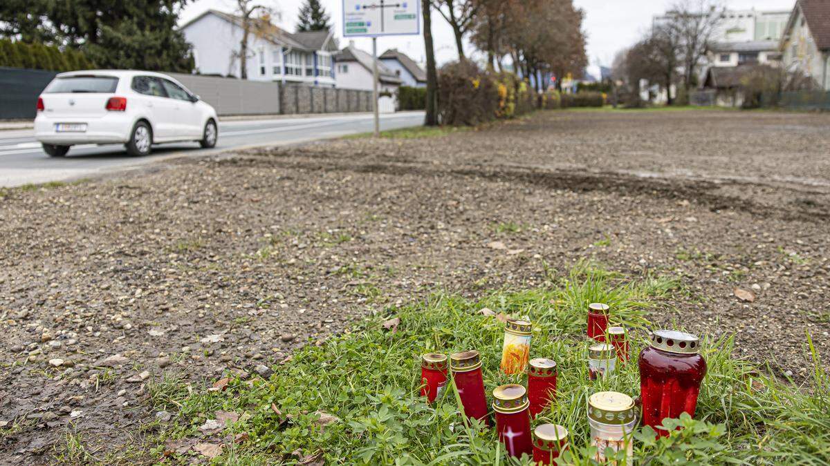 Kerzen erinnern an der Unfallstelle Südring Ecke Schmelzhüttenstraße 