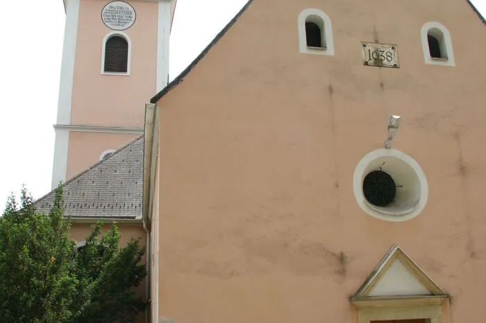Im Kirchturm befindet sich eine Fledermauskolonie