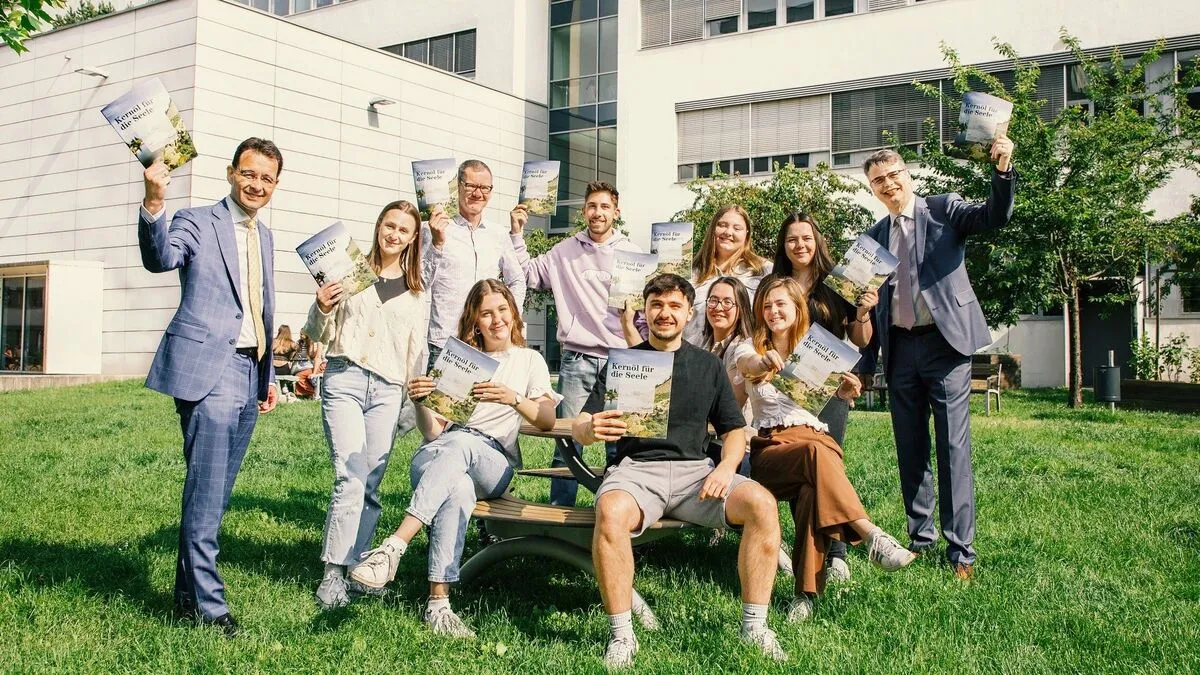  Kurator Michael Axmann, Wolfgang Kühnelt von der FH Joanneum und Superintendent Wolfgang Rehner gemeinsam mit den Studierenden der FH Joanneum