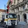 Gerüstteile werden vom Hauptplatz aus in den Sitzungssaal gebracht