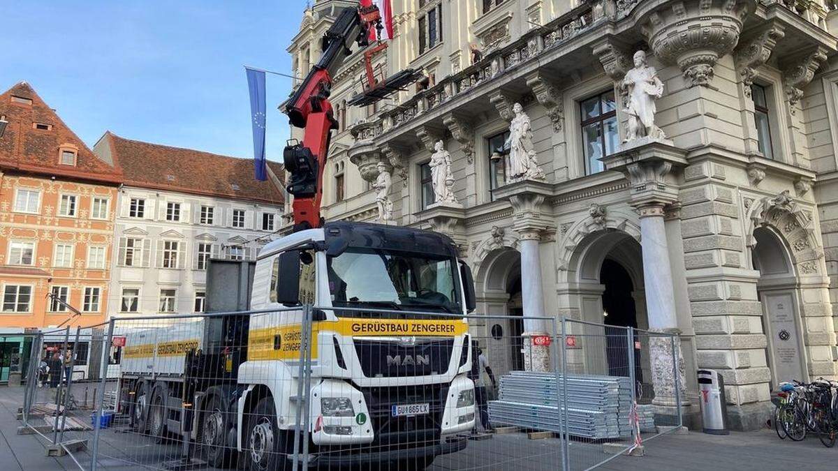 Gerüstteile werden vom Hauptplatz aus in den Sitzungssaal gebracht