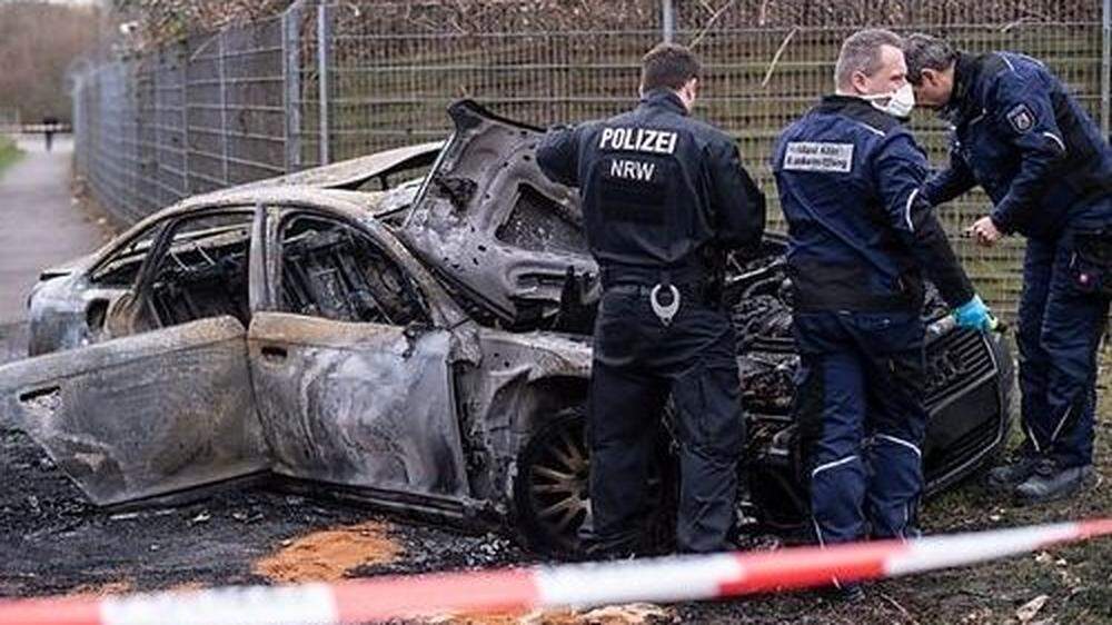 Das Fluchtfahrzeug, einen schwarzen Wagen, ließen die Täter im Kölner Stadtteil Porz brennend zurück