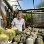 Helmut Papsch, Herr über 10.000 Kakteen und Sukkulenten, inmitten seines Glashauses