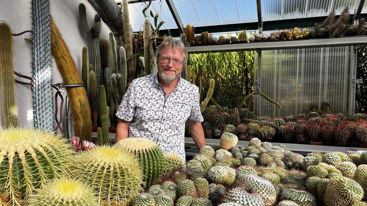 Helmut Papsch, Herr über 10.000 Kakteen und Sukkulenten, inmitten seines Glashauses