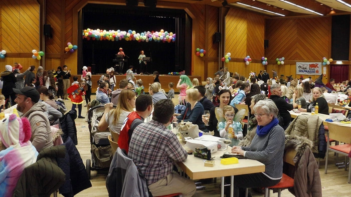 Girlanden, Konfetti und Luftballons waren die Balldekoration...