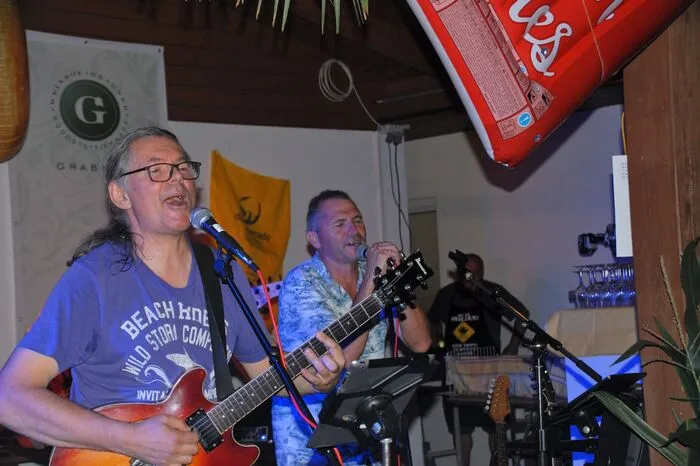 Die "Peintrieglband" sorgte für mitreisende Klänge und heizte dem Publikum ordentlich ein. Parallel dazu sorgte zu späterer Stunde "DJ Nasti" für den perfekten Ausklang des zweiten Badefestes in Markt Hartmannsdorf.