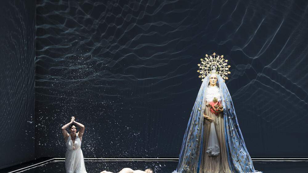 Madonna statt Vesta: Elza van den Heever als Julia