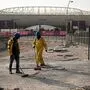 Arbeiter vor einem der WM-Stadien  - sie sind um unteren Ende der Skala. "Expats" aus dem Westen können in Katar aber auch Luxus genießen.