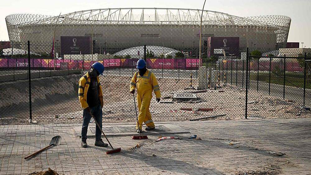 Arbeiter vor einem der WM-Stadien  - sie sind um unteren Ende der Skala. &quot;Expats&quot; aus dem Westen können in Katar aber auch Luxus genießen.