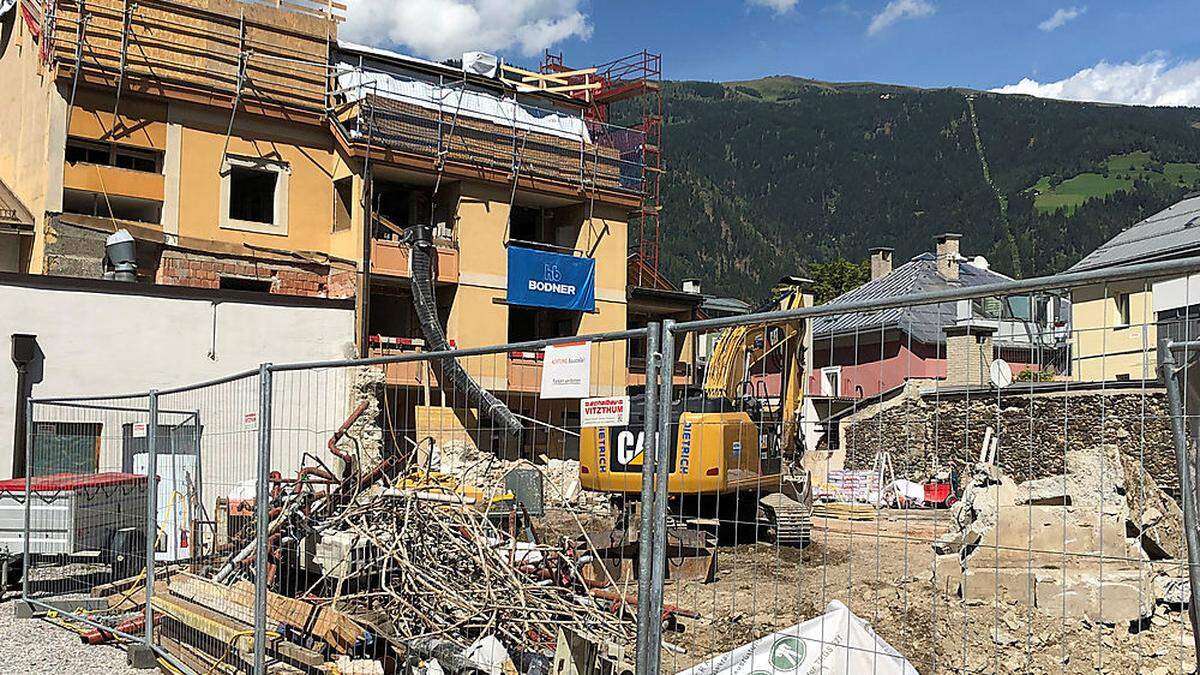 Abrissarbeiten in der Messing- und Mühlgasse in Lienz sind noch diese Woche beendet, die Mühlgasse ist bis Jahresende Einbahn