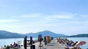 Gut gefüllt waren am Dienstag die Brücken im Klagenfurter Strandbad