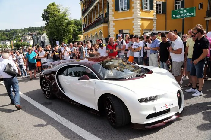21. Internationales Sportwagenfestival - Bugatti Ankunft vor dem Schloss