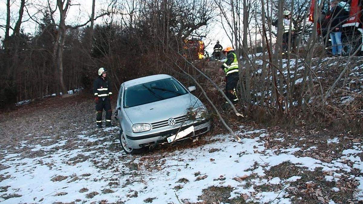 Das Auto war aus unbekannter Ursache von der Straße abgekommen