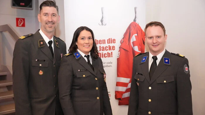 Martin Klar, Stephanie Angerer und Dylon Morley leiten seit letztem Jahr die Bezirksstelle des Roten Kreuzes in Spittal