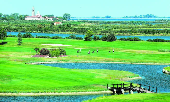 Der Golfplatz in Grado gehört zweifelsohne zu den schönsten an der nördlichen Adria und lädt ganzjährig zum Golfen ein