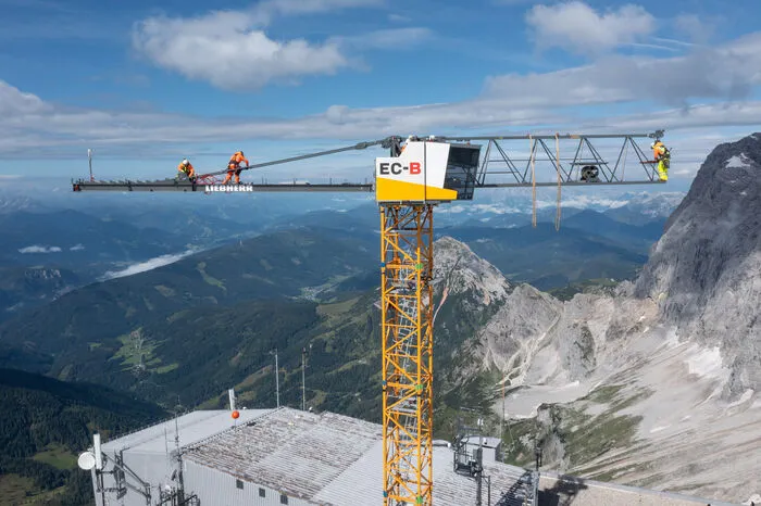 Bei der Dachstein-Bergstation wurde ein 42 Meter hoher Kran installiert...