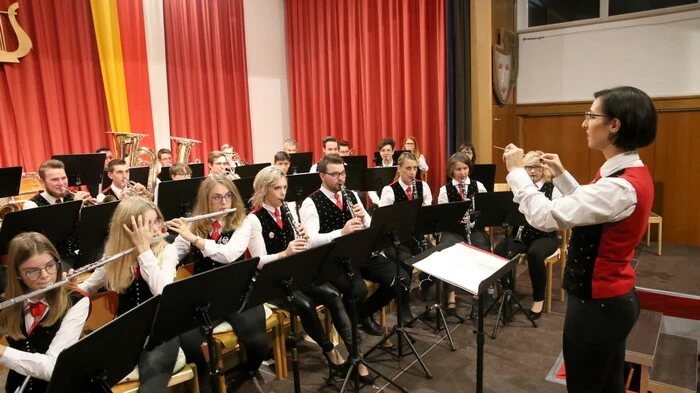Mit einem kunterbunten Programm vom Marsch bis hin zur Partymusik lud am Samstag die Marktmusik Eberstein unter Kapellmeisterin Kathrin Bischof zur „Nacht der Musik“ in das Kulturhaus. 