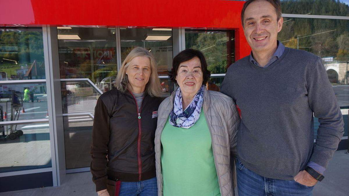 Waltraud und Gernot Zeiringer, Geschäftsinhaber des Eurospar, in der Mitte Seniorchefin Gertrud Zeiringer 