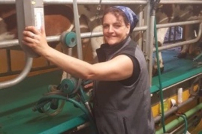 Sie macht Mode im Kuhstall Cornelia Watzinger, die eine Fachschule für Mode und Bekleidungstechnik absolviert hat, macht nun als Doppelmeisterin für Landwirtschaft und Betriebs- und Haushaltsmanagement Mode im Kuhstall, wo „Eigenstandsbesamung“ ohne Tierarzt durchgeführt wird. Die Optimierung beim Füttern geht ebenso wie der Waldwirtschaftsplan auf den Meisterkurs zurück, sagt die Seminarbäuerin, die auch Klauenpflege gelernt hat und die Rentabilität des Brotbackens in ihrer Abschlussarbeit beleuchtet hat. Die Arge Meister sieht sie als motivierendes Netzwerk.