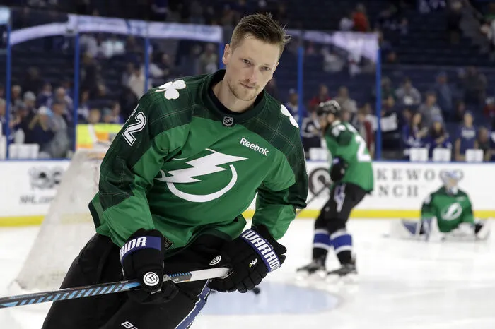 Die Farbe St. Patricks und der Iren ist grün. Viele kleiden sich am 17. März dementsprechend - auch in der NHL. Hier zu sehen: Andrej Sustr von den Toronto Maple Leafs.
