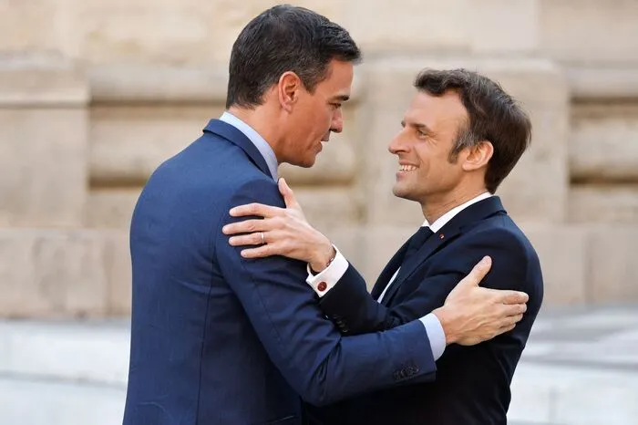 Nun begrüßt Gastgeber Emmanuel Macron die Ankommenden... 