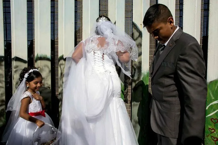 Die Hochzeit wurde möglich, weil die US-Grenzpolizei anlässlich des Welttages der Kinder am 20. November eine Tür in dem Zaun öffnete.