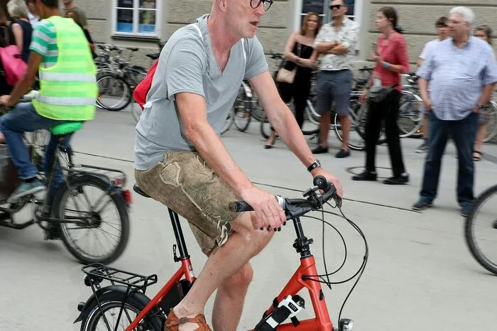 Jedermann-"Tod" Peter Lohmeyer kam klimaneutral mit dem Fahrrad - und in Lederhose.