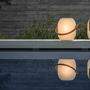 Im Trend: tragbare Outdoor-Leuchten wie diese Ambient Cocoon Akkuleuchte von Gloster