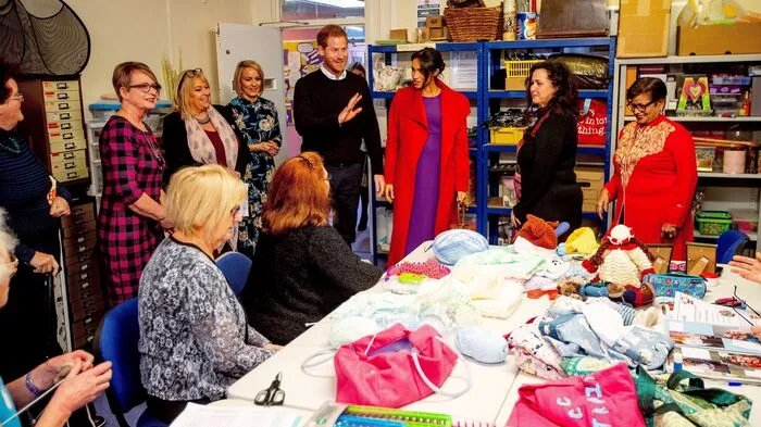 Großer Medienrummel um Meghan und Harry: Die beiden besuchten am Montag eine Wohltätigkeitsorganisation und einen Sozialmarkt in Birkenhead im Nordwesten von England.