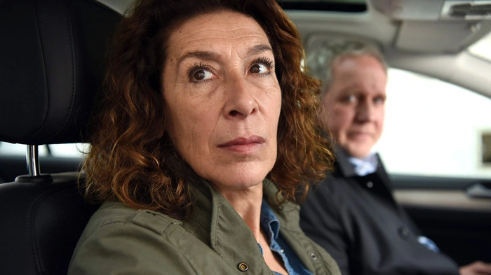 Schon der Beginn verspricht Gutes: Als Bibi (Adele Neuhauser) und Moritz (Harald Krassnitzer) zu einer Besprechung geladen sind, spielen sie ein sarkastisches "Bullshit-Bingo".