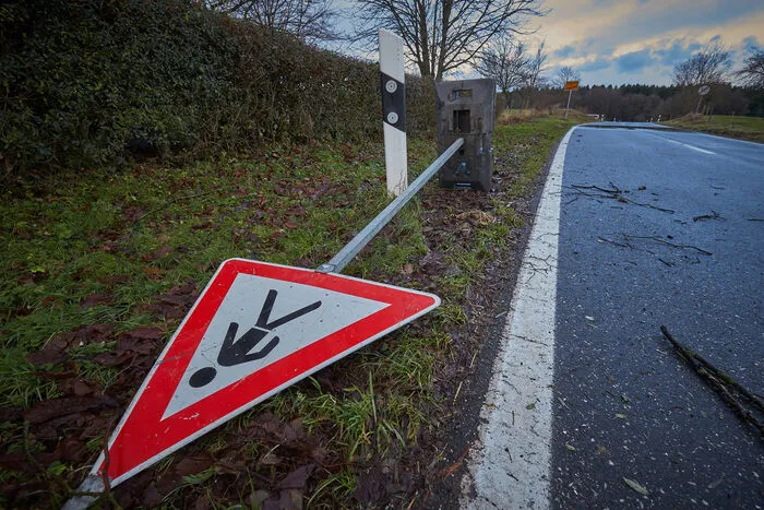Ein umgestürztes Verkehrsschild im Hunsrückdorf Pfaffenheck (Rheinland-Pfalz)
