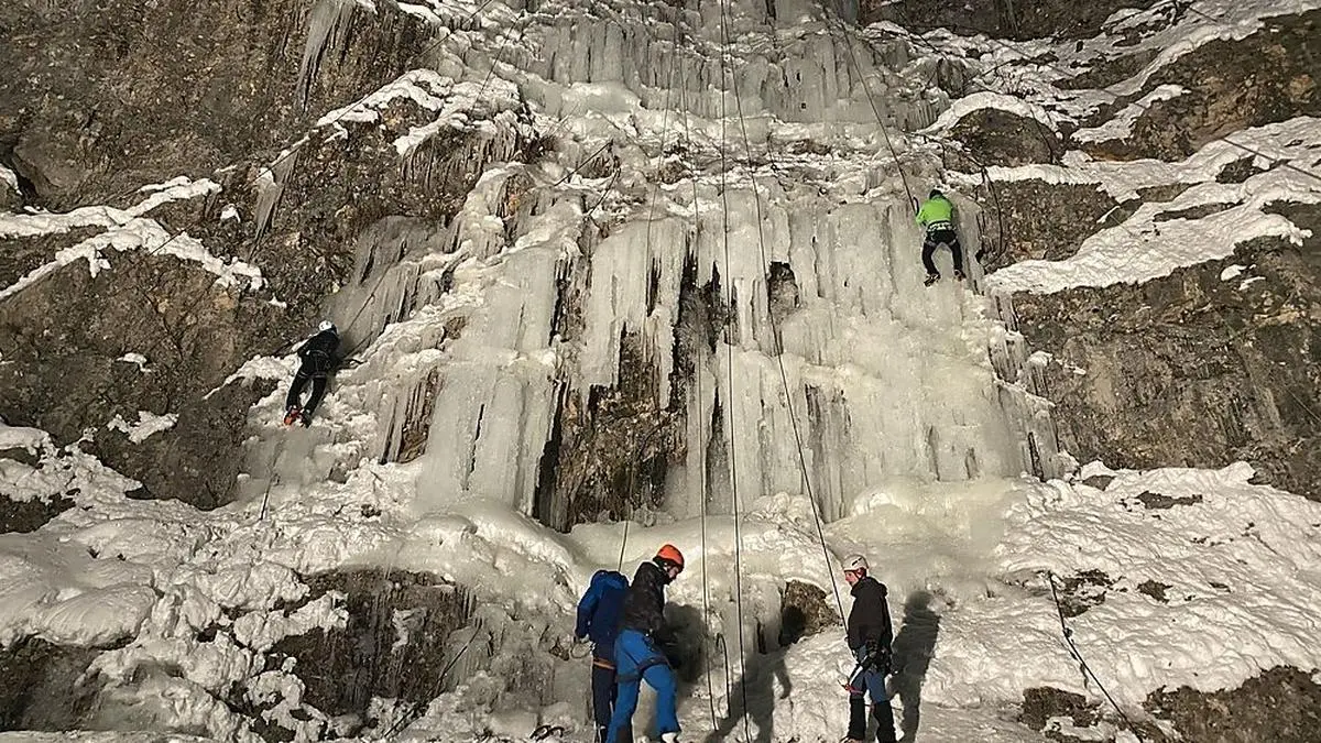 Seit vergangenem Samstag ist die Eiskletterwand in der Villacher Alpen Arena wieder geöffnet