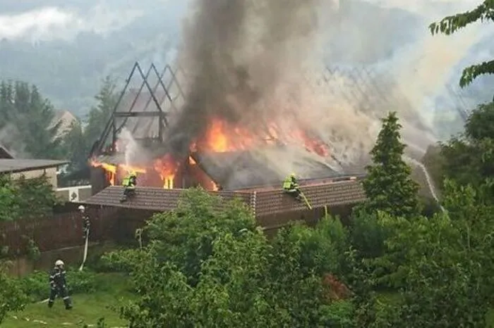 Blitz schlug in ein Stallgebäude ein, neun Feuerwehren sind im Einsatz. Ein Feuerwehrmann verletzt. Zum Artikel.