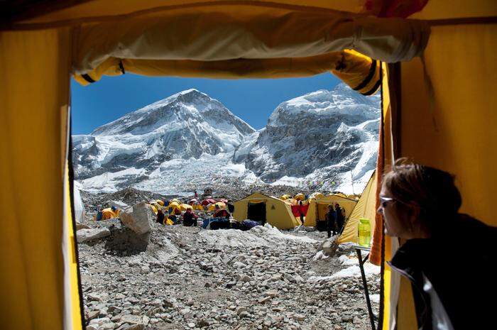 Billi Bierling im Basecamp am Mount Everest