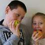 Helene Leitner (10) und Marc Wallner (9) greifen gerne zu Obst und Gemüse