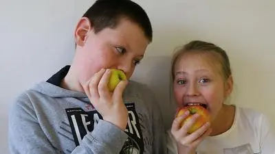 Helene Leitner (10) und Marc Wallner (9) greifen gerne zu Obst und Gemüse