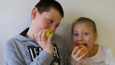 Helene Leitner (10) und Marc Wallner (9) greifen gerne zu Obst und Gemüse