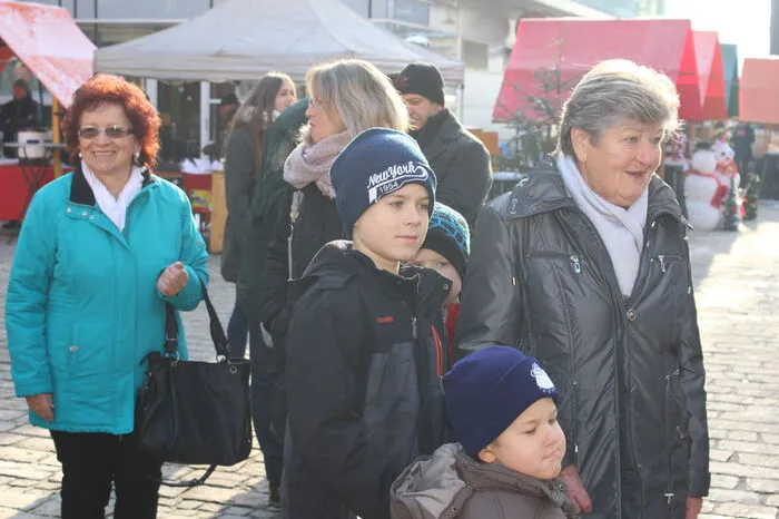 Mit der Einschaltung der Weihnachtsbeleuchtung und dem Ledersprung fand der Adventmarkt einen gemütlichen Ausklang.