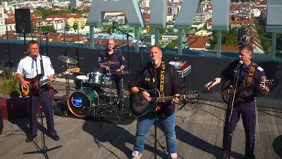 &quot;Officers Only&quot; spielen auf der Dachterrasse des Styria Media Centers