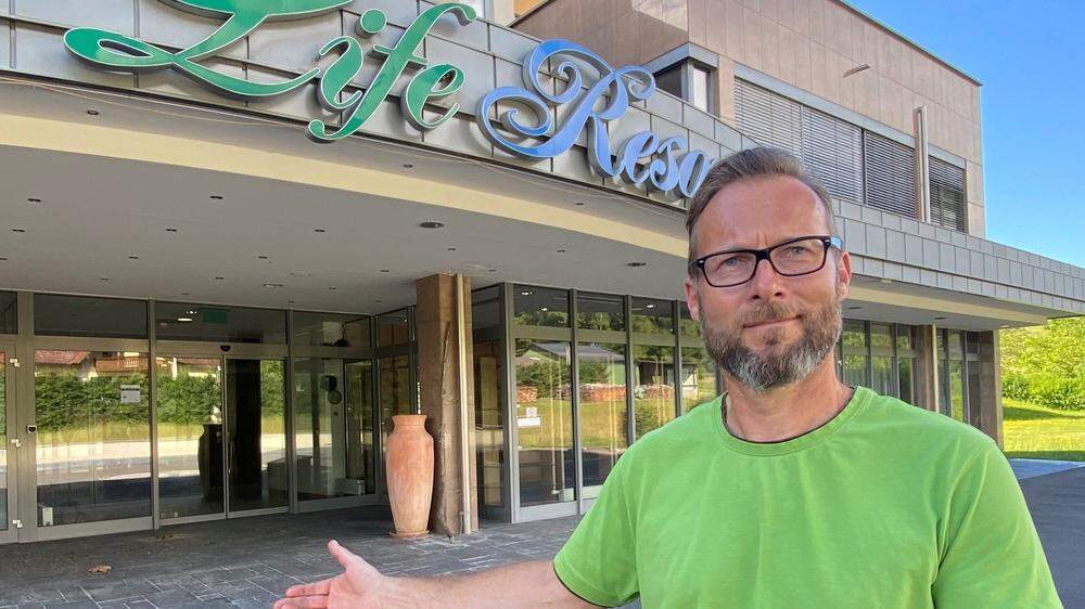 Der Jennersdorfer FPÖ-Stadtrat Franz Schenk vor dem Hotel Life-Resort in Henndorf