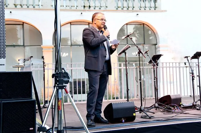 Intendant Heinz Steinbauer begrüßte die Konzertbesucher im Schlosshof