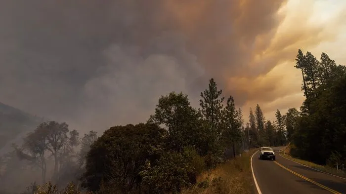 Wegen eines sich rasch ausbreitenden Feuers in der Nähe des US-Nationalparks Yosemite hat Kaliforniens Gouverneur Gavin Newsom den Notstand in dem Gebiet verhängt.