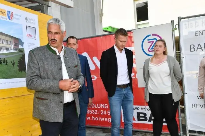 Die Bauarbeiten, begonnen im Juni, sollen bis September größtenteils abgeschlossen sein, wobei lokale Unternehmen beteiligt sind.